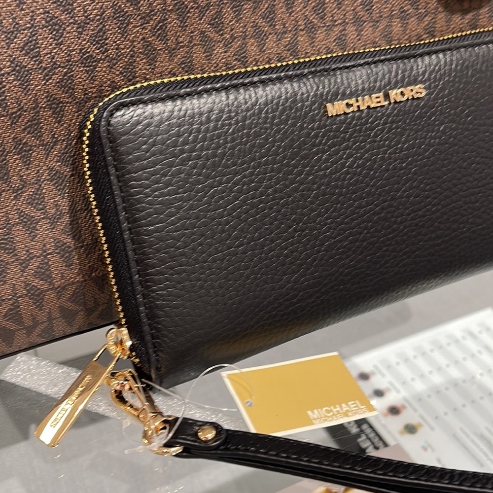 MICHAEL KORS LARGE TRAVEL CONTINENTAL WRISTLET WALLET PHONEHOLDER BLACK /Gold - Picture 3 of 16